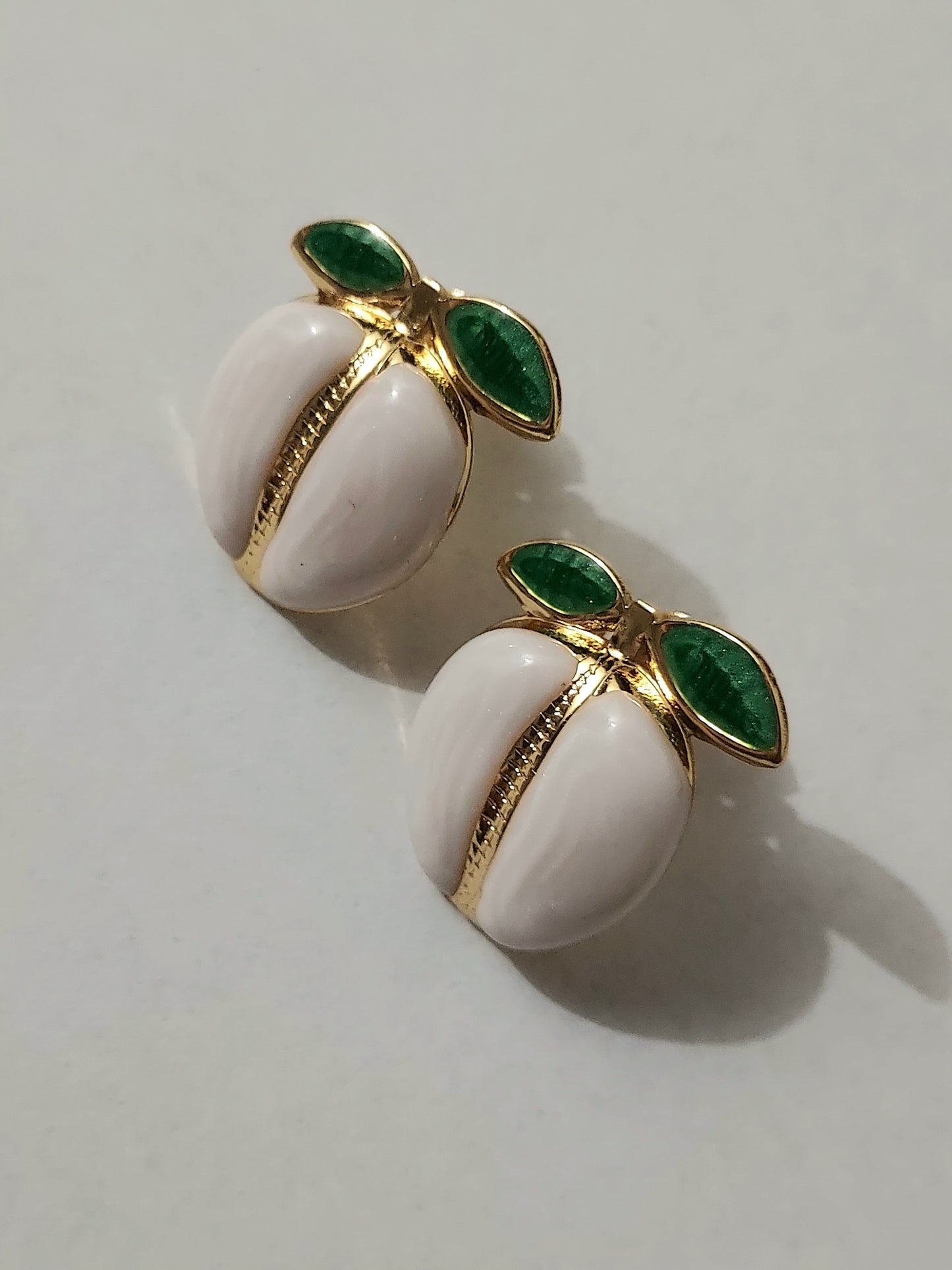 Boucles d'oreilles en acier inoxydable LunellaB, design élégant avec finition brillante, visibles sur une modÚle.