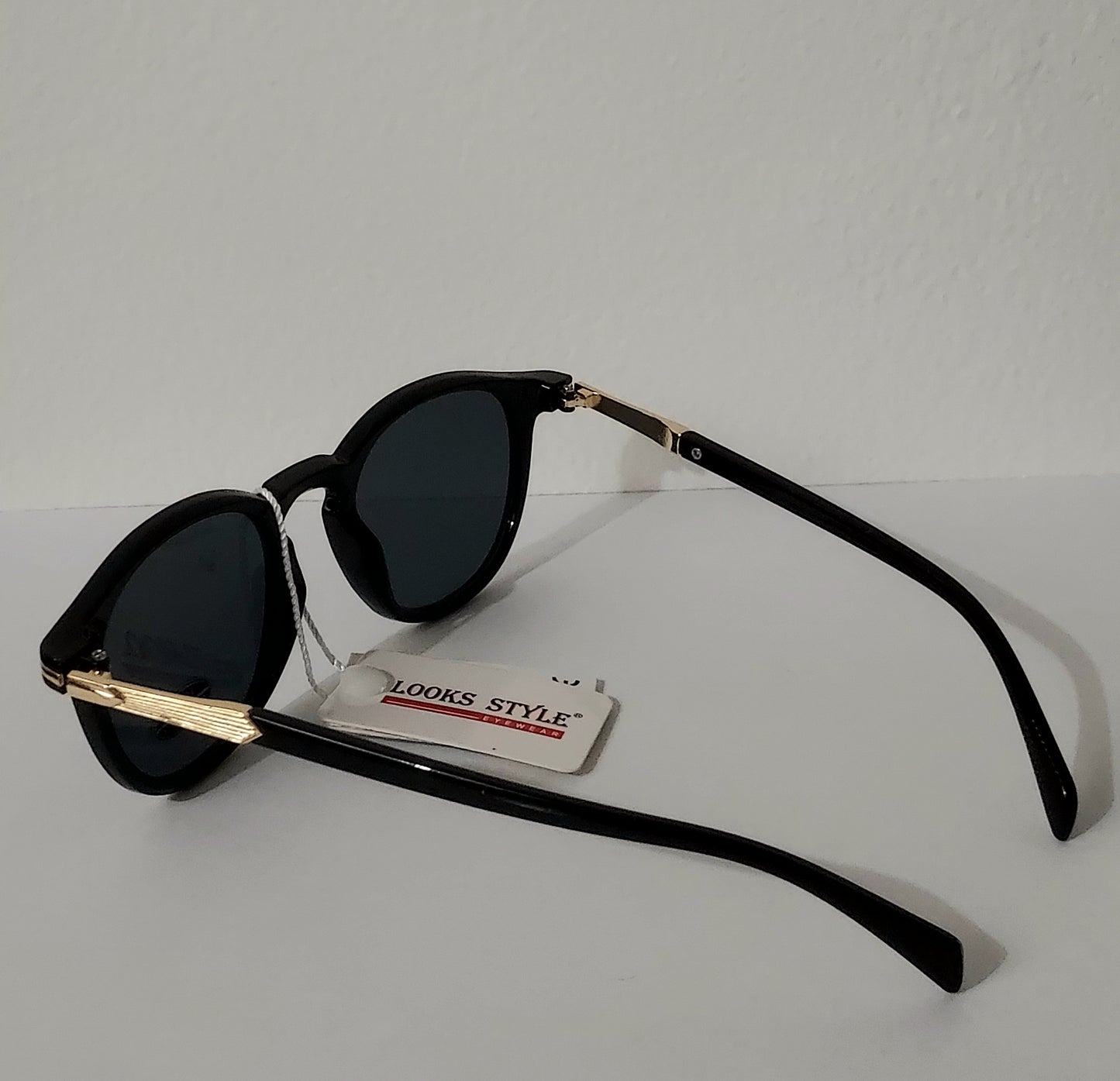 Lunettes de soleil LunellaB Urban Shield unisex avec monture noire et verres UV400, style moderne et protection solaire.
