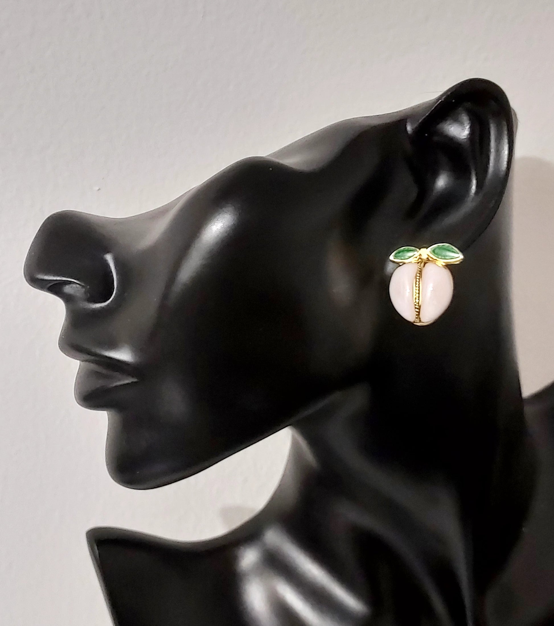 Boucles d'oreilles en acier inoxydable LunellaB avec design élégant et brillant, visibles en gros plan.