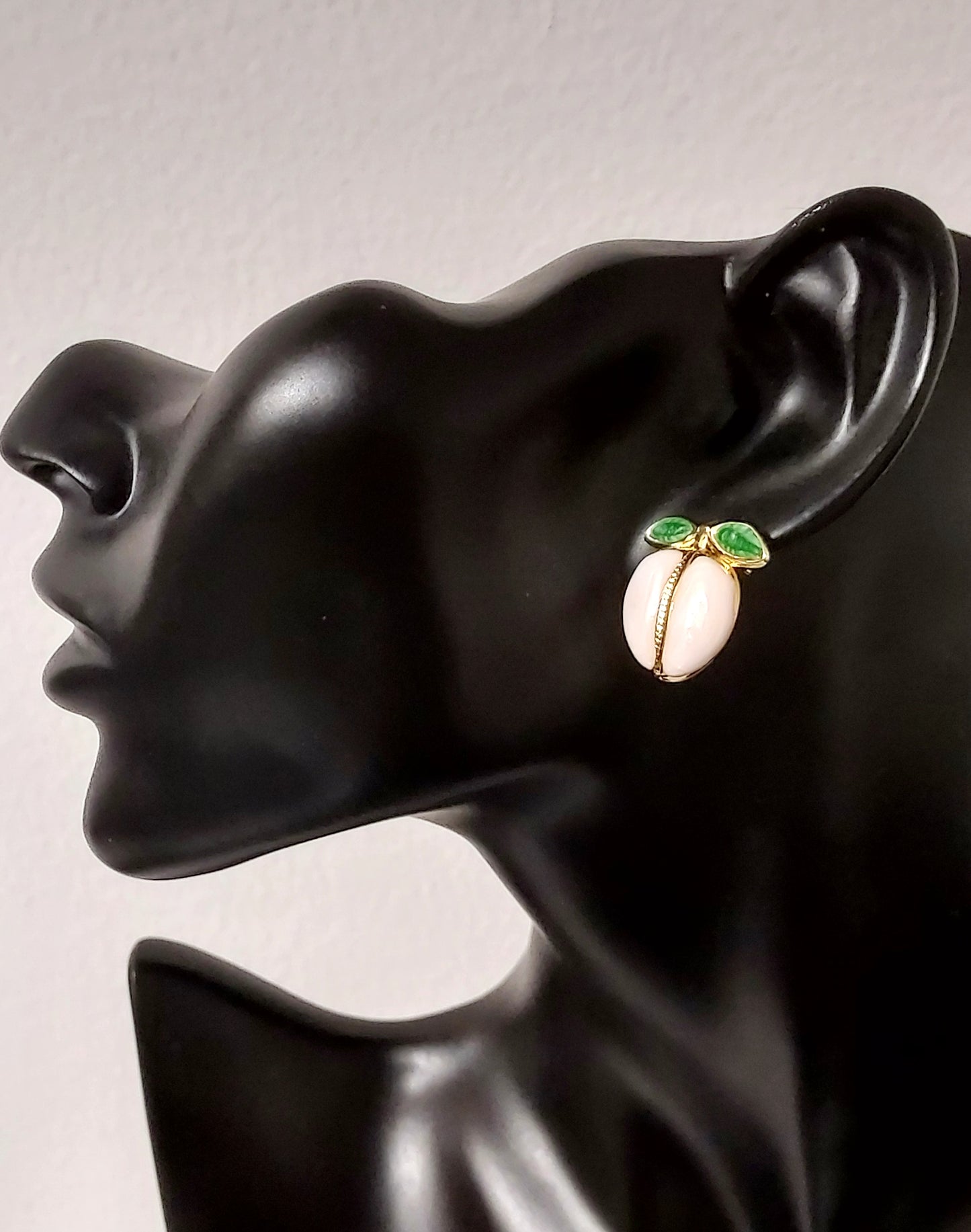 Boucles d'oreilles en acier inoxydable LunellaB avec design élégant et finition brillante, visibles en gros plan.