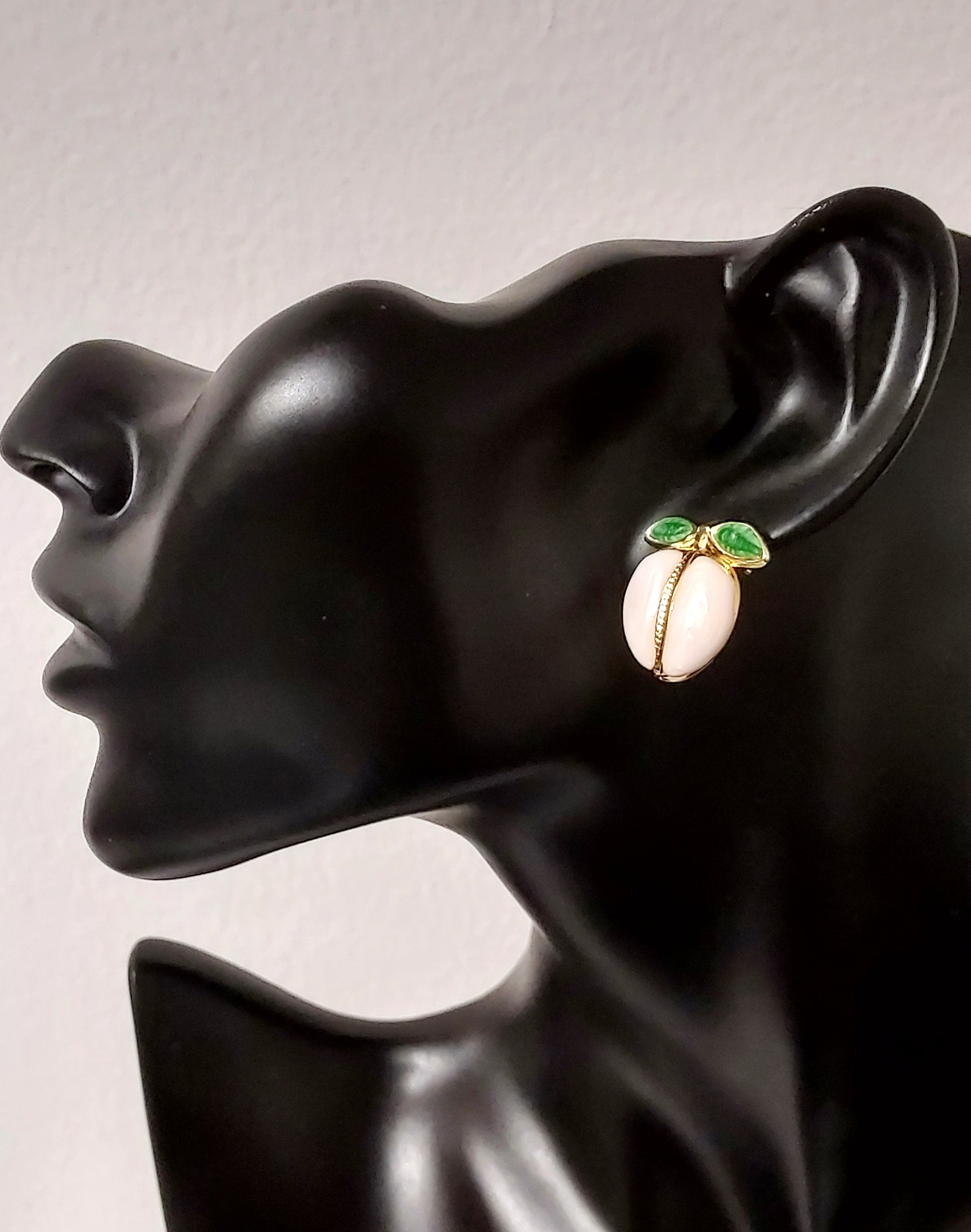 Boucles d'oreilles en acier inoxydable LunellaB avec design élégant et finition brillante, visibles en gros plan.