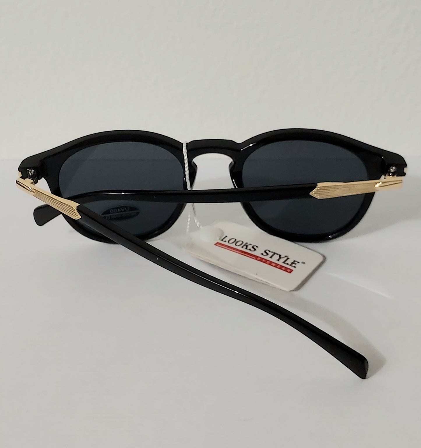 Lunettes de soleil LunellaB Urban Shield unisex avec monture noire et verres UV400, style moderne et tendance.