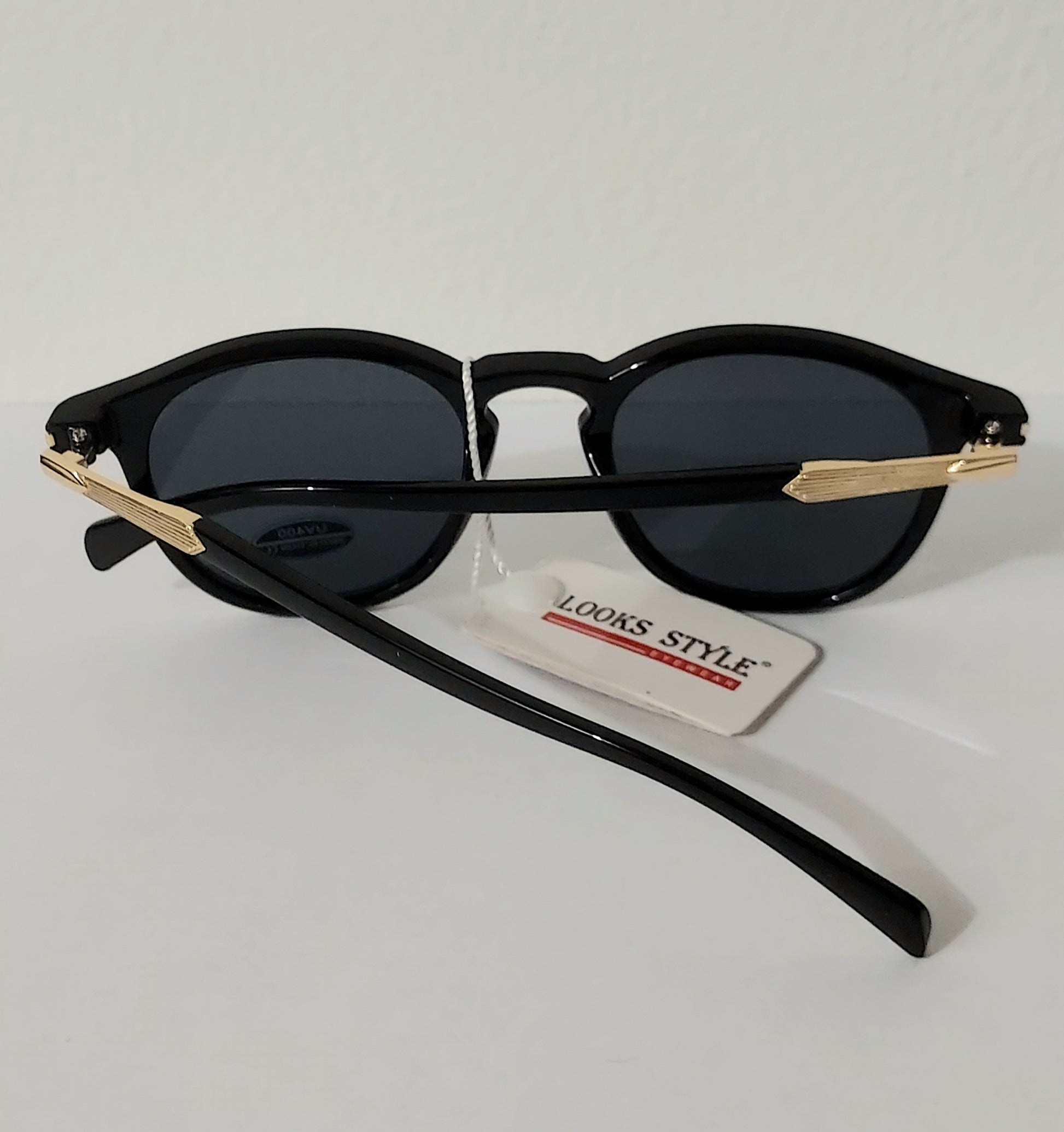 Lunettes de soleil LunellaB Urban Shield unisex avec monture noire et verres UV400, style moderne et tendance.