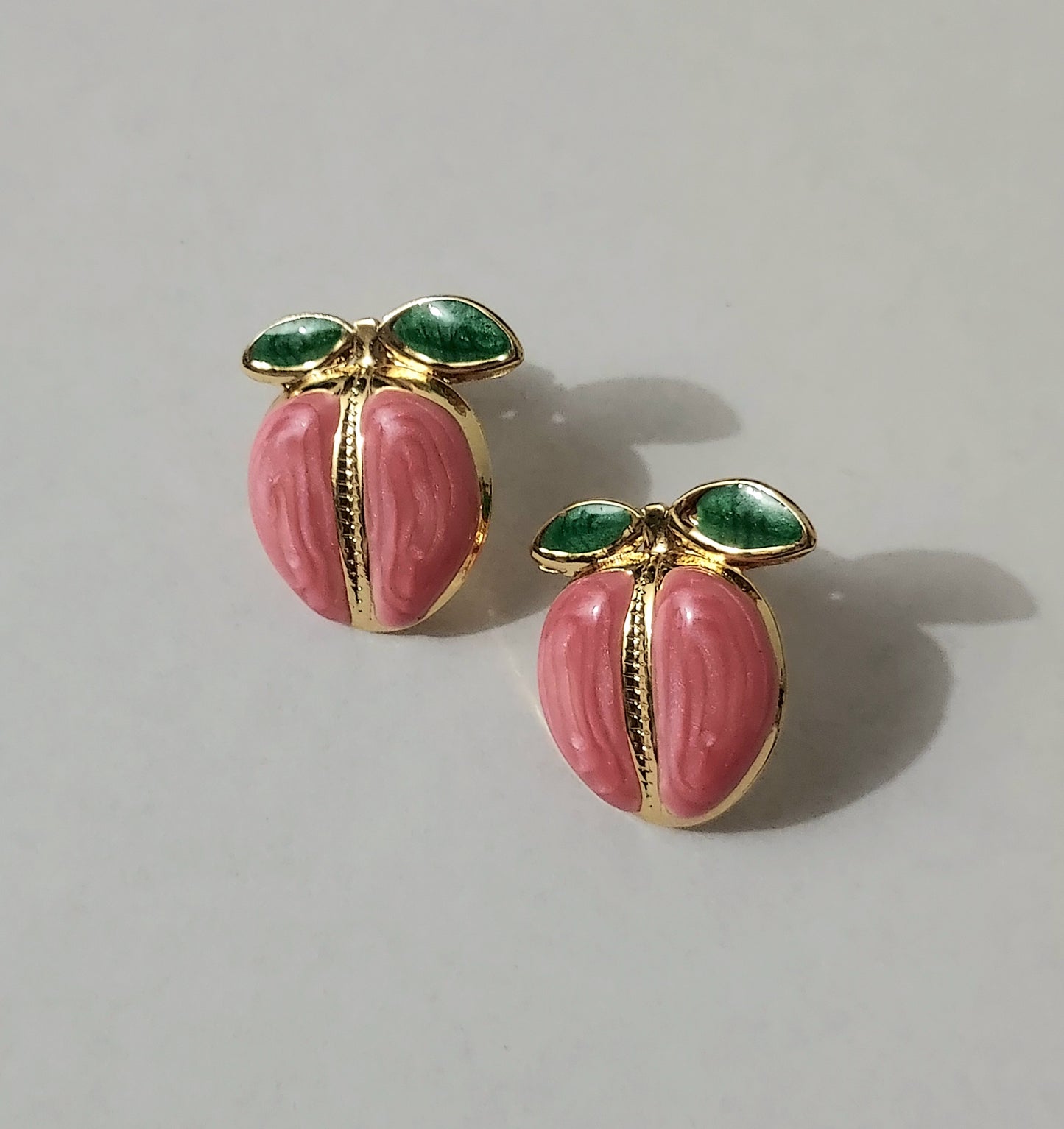 Boucles d'oreilles LunellaB en or avec pierres scintillantes, élégantes et délicates, visibles de face sur fond clair.