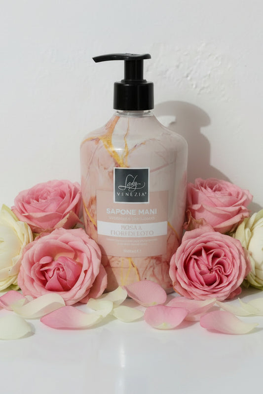 Savon pour les mains LunellaB à la senteur de rose et fleur de Lotus, montrant la bouteille élégante et le parfum floral.