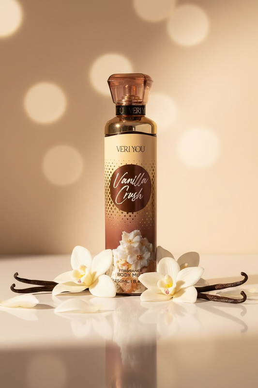 Brume corporelle Vanille Crush de LunellaB, flacon élégant avec parfum gourmand à la vanille, vaporisateur rose pâle.