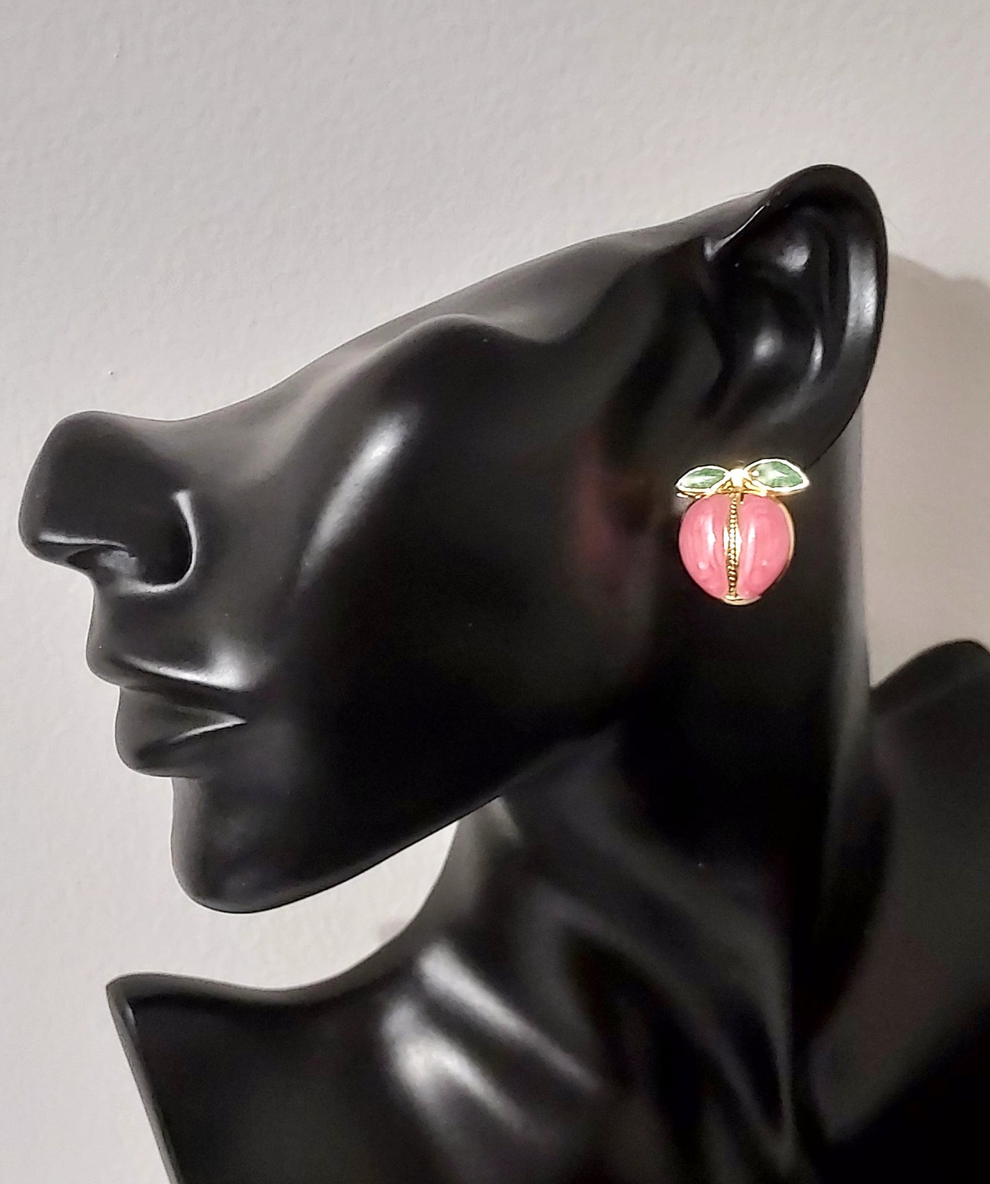 Boucles d'oreilles LunellaB en or avec pierres précieuses, élégantes et délicates, visibles sur un fond clair.