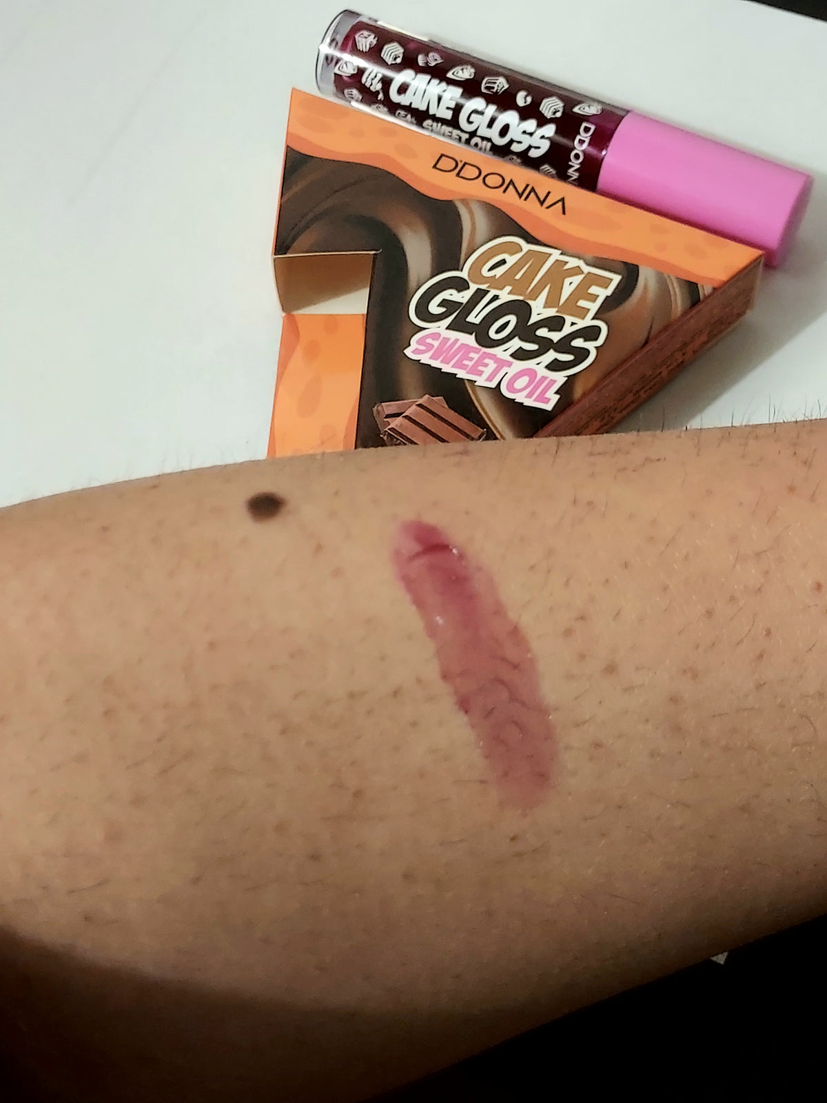 Lèvre avec gloss au chocolat de LunellaB, application de l'huile Sweet Lips pour une finition brillante et gourmande.