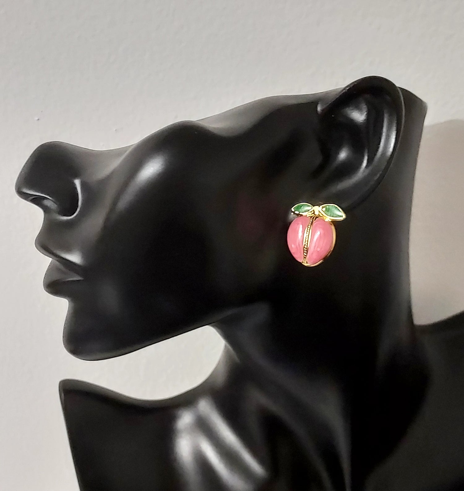 Boucles d'oreilles LunellaB en or avec pendentifs en forme de croissant, élégantes et modernes, portées sur oreilles.