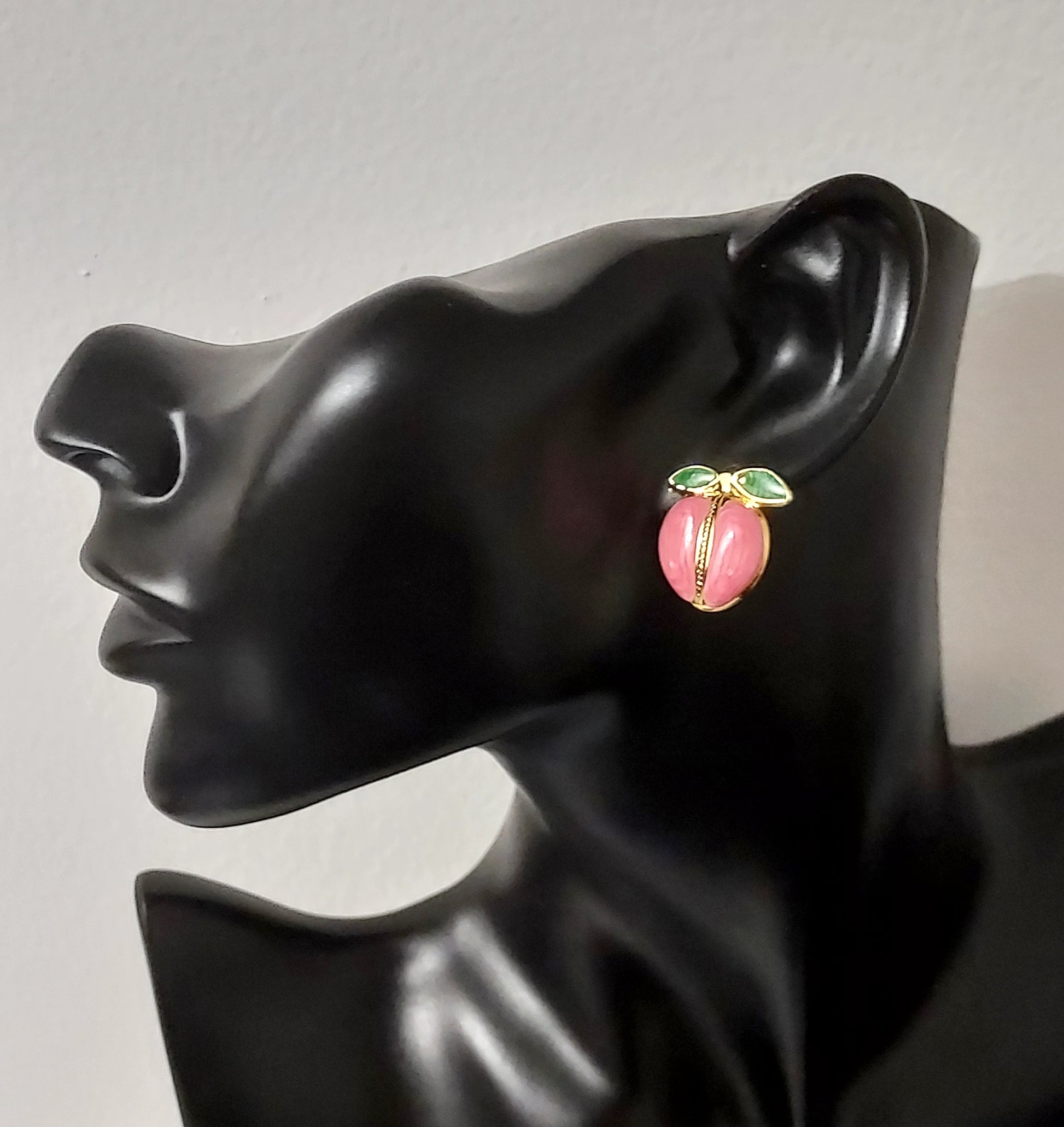 Boucles d'oreilles LunellaB en or avec pendentifs en forme de croissant, élégantes et modernes, portées sur oreilles.