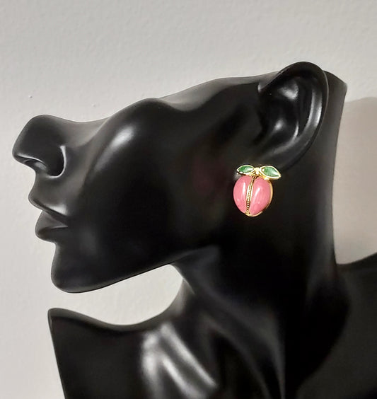Boucles d'oreilles LunellaB en or avec pendentifs en forme de croissant, élégantes et modernes, portées sur oreilles.